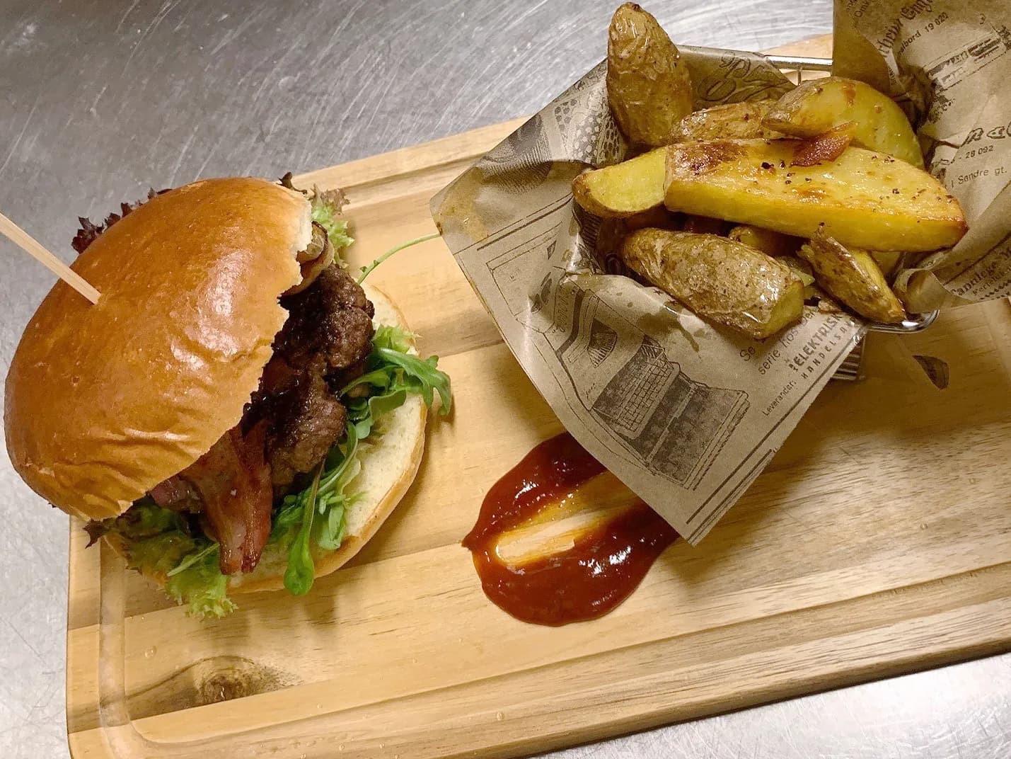 Burger med ovnsbakte poteter servert på Furutangen