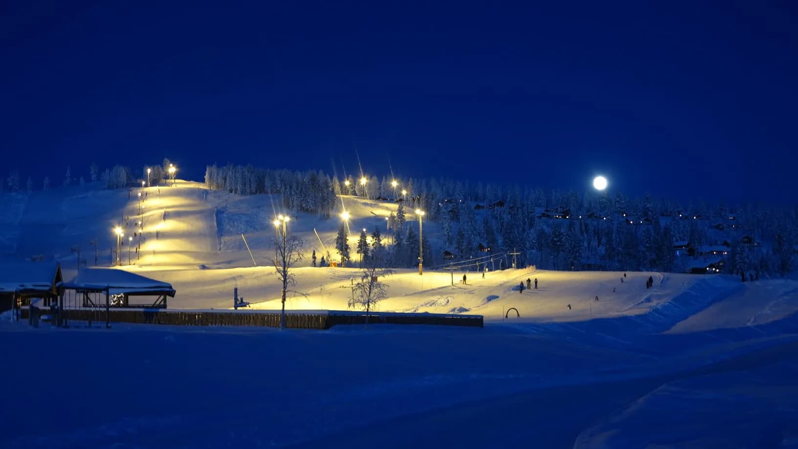 Flombelyst alpinbakke på Furutangen om kvelden