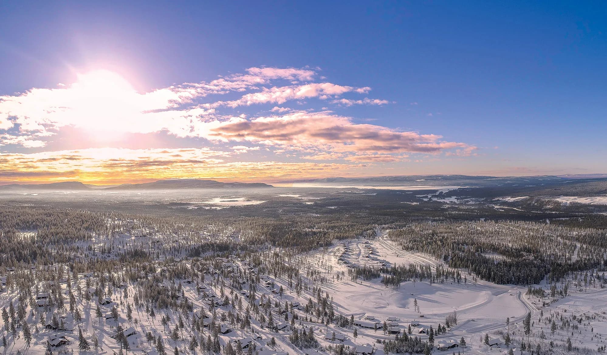 Vinterkveld over Furutangen med skog og vann i det fjerne