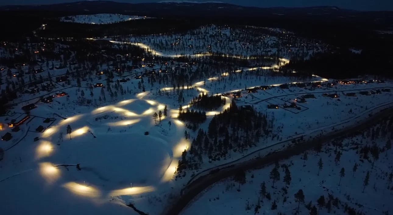 Alpinanlegget på Furutangen opplyst om kvelden